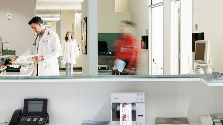 PROZESSOPTIMIERUNG IM KRANKENHAUS: VIELSEITIGE ETIKETTENDRUCKER EPSON COLORWORKS C3500 UND C7500 - ERHÄLTLICH BEIM SPEZIALISTEN PROLOGIS