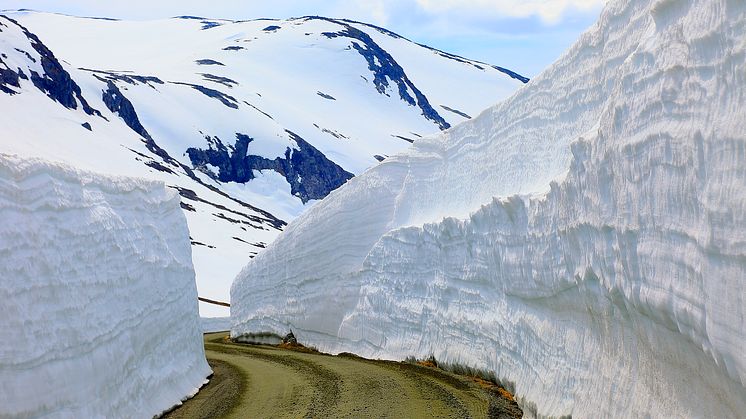 Snøsmeltingen er endelig i gang! Her illustrert med idylliske gamle Strynefjellsvegen. 