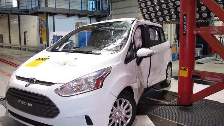 FORD B-MAX UDEN MIDTERSTOLPE SCORER FEM STJERNER I EURO NCAP CRASH TEST - 03
