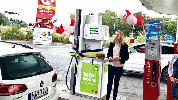 Katarina Luhr, Stockholms klimat- och miljöborgarråd, inviger biogasstationen på Circle K Frescati