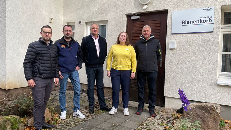 Hephata-Spendenbeauftragter Sebastian Nicolai (links) und Jugendhilfe-Teamleiter Guido Fuchs (rechts) freuen sich über die Spenden von Valentin Koslow und Frank Draxler (electroplus küchenplus PLAG) und Julia Vindelstam (IKEA).