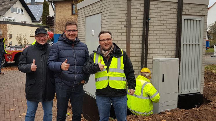 von links:  Jörg Machill (Gemeindevertreter GLE), Carsten Strzoda (Bürgermeister), Markus Lungwitz (Projektleiter Bau Deutsche Glasfaser)