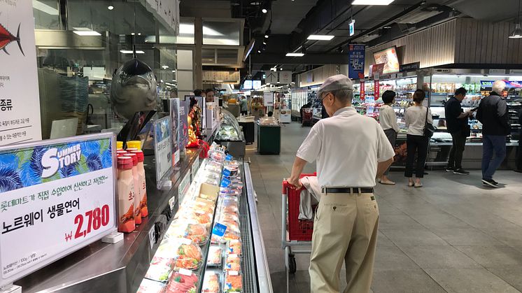 Forbrukere verden over er opptatt av sjømatens innpakning. De fleste vil helst unngå plast eller materialer som ikke lar seg resirkulere. Her fra et supermarked i Sør-Korea. FOTO: Sjømatrådet