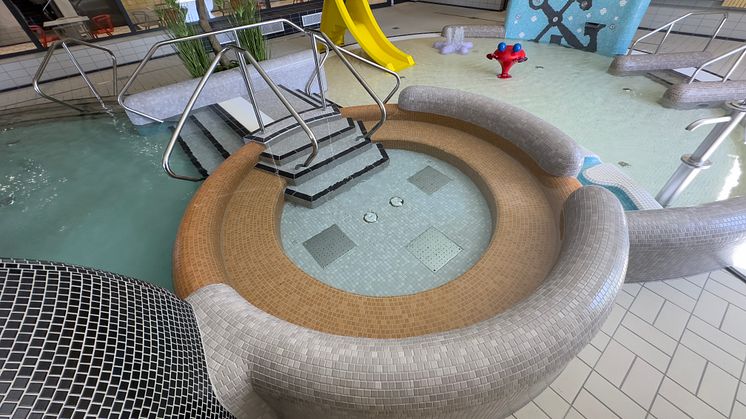 Barnbasssängen liten pool med sittbänk och trappa.jpg