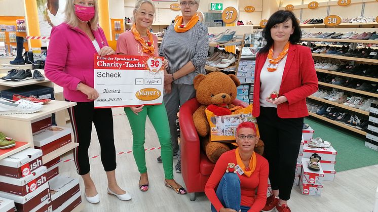 Elvira Wegner (Kinderhospiz Bärenherz), Frau Niedermayer (Filiale Grosspösna), Frau Rieger (Filiale Großzschocher), Frau Träumer (Filiale Allee-Center Grünau) und Frau Langner (sitzend; Filiale Seehausen)