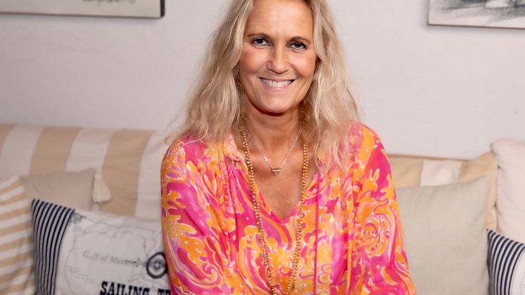 Maria Wells, sångerska och författare, bjuder på allsång och skrivtips idag 14:00-14:25 Caféscenen