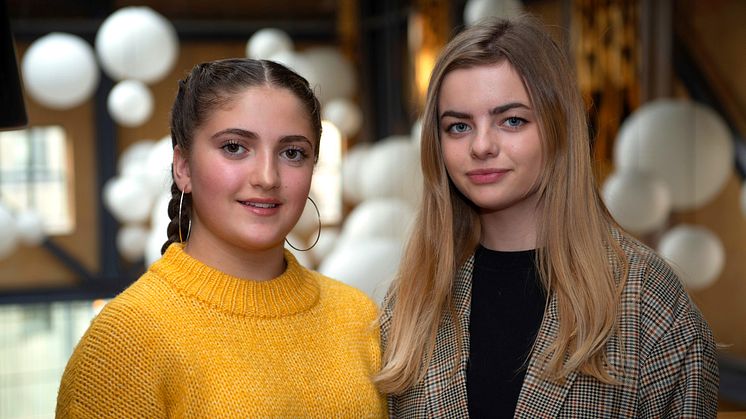 Leah Kojhasarle sjunger och Clara Wallman intervjuar barnen. Foto: Calle Slättengren/SON