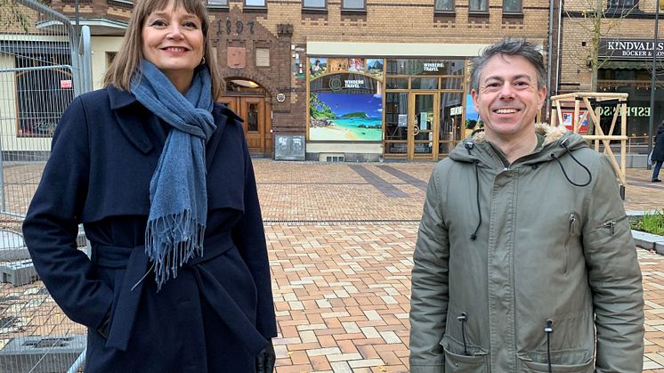 Två stolta vinnare – Marie Carlberg, kommunikationschef, och Henrik Pässler, kommunikationsstrateg.