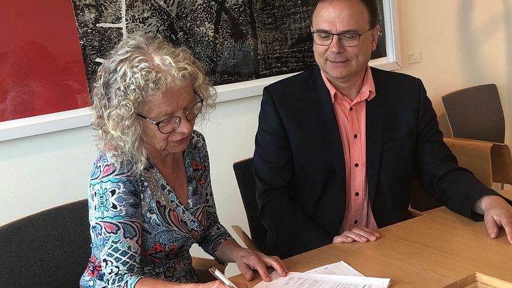 Bibbi Ringsby Jansson, vicerektor för AIL, och rektor Martin Hellström, vid undertecknandet av det historiska beslutet.