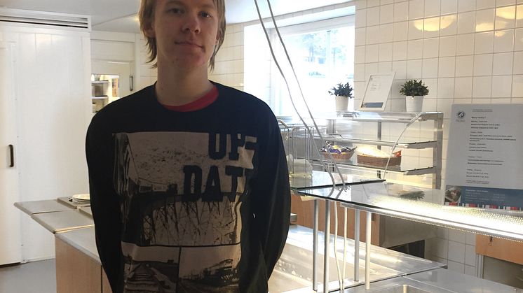 Emil Erkki studerar på restaurang- och livsmedelsprogrammet på Gränsälvsgymnasiet i Övertorneå. De praktiska yrkesämnena studerar han  två dagar i veckan  hos oss på Utbildning Nord