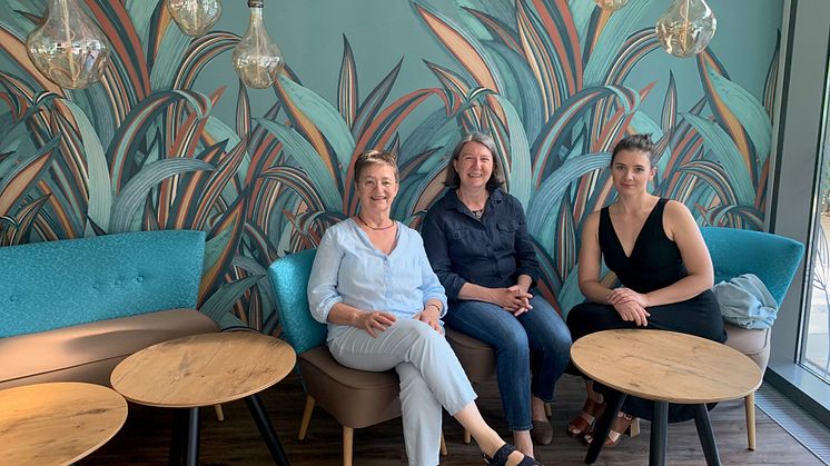 Pfarrerin Annette Hestermann (von links), Eva Riedinger (Leitung Wirtschaft und Versorgung) und Sängerin Judika Tschammer im Café Vielfalt. (Foto: Hephata-Archiv)