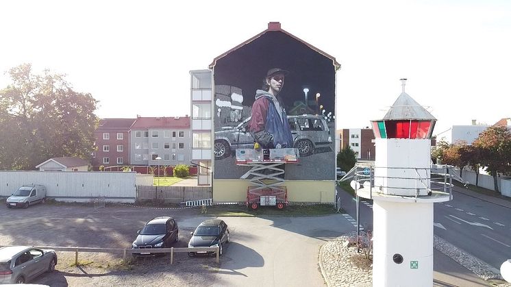 Konstnären Sebas Velasco är snart i mål med sin väggmålning på Södra långgatan.