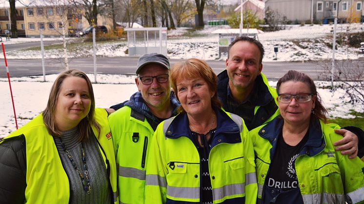 Glada pristagare. Zinkgruvan Minings Hälsa- och fritidsgrupp får Svemins arbetsmiljöpris 2016 för sina engagerande insatser för ett friskare Zinkgruvan. Foto: Zinkgruvan Mining.