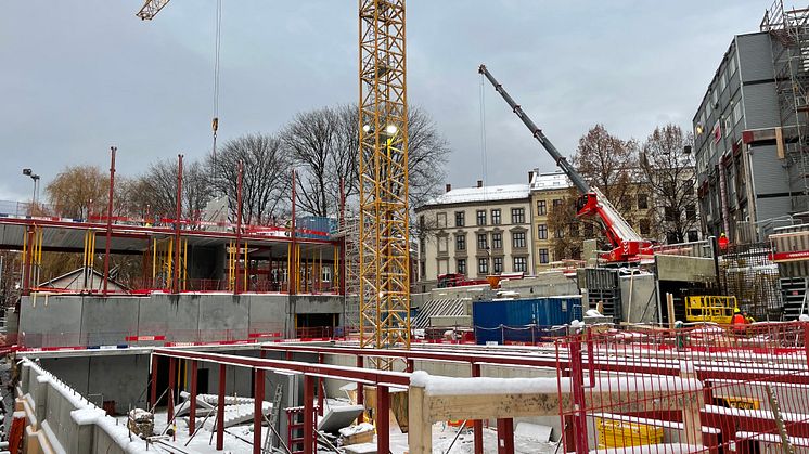 IMG_1917 Totalt byggeplass mot flerbrukshall med tårnkran og mobilkran