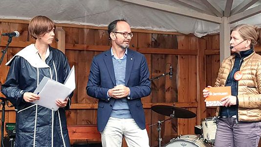 Åsa Juhlin, moderator, Tomas Eneroth, infrastrukturminister och Kerstin Gillsbro, vd Jernhusen, i diskussion på Jernhusens mingel i Almedalen.