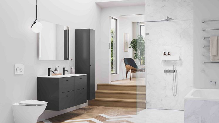 TREND: Ta med elementer fra resten av hjemmet inn på badet og skap en helhet. For eksempel som det er gjort her ved å blande tregulv med marmor og ved å bruke designlampe i taket. 
