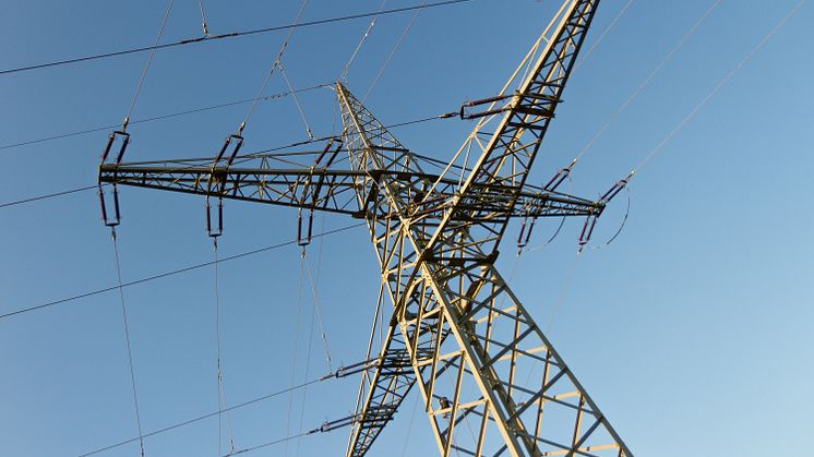 Ein neuer Abzweig führt die 110kV-Leitung des Bayernwerks ins Umspannwerk Weidach. Die Einbindung schafft einen Knotenpunkt im Stromnetz.