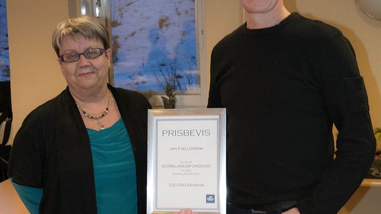 Norrlandsfondens Britt Perdal delar ut Norrlandsfondens pris till Janne Fjellström.