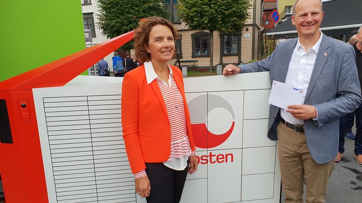 Konsernsjef Tone Wille i Posten skrev den historiske brevet som samferdselsminister Ketil Solvik-Olsen kunne hente ut fra verdens første selvgående brev -og pakkerobot.
