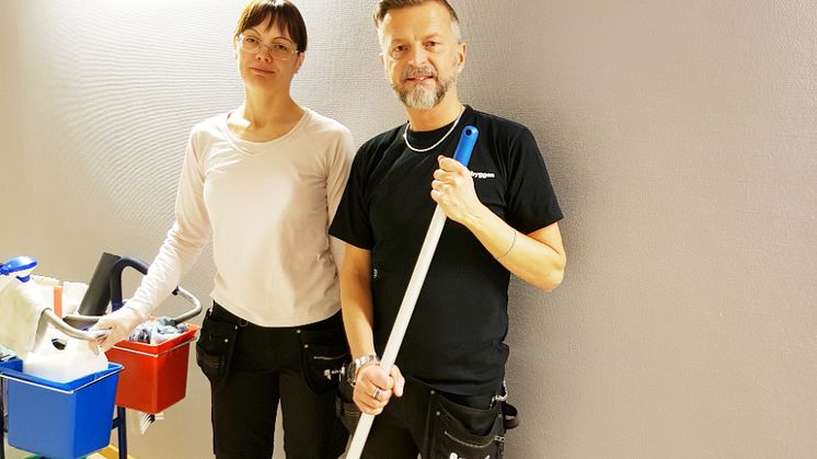 Maria Carlsten och Jan Larsson började på Samhall men är idag anställda av Riksbyggen .