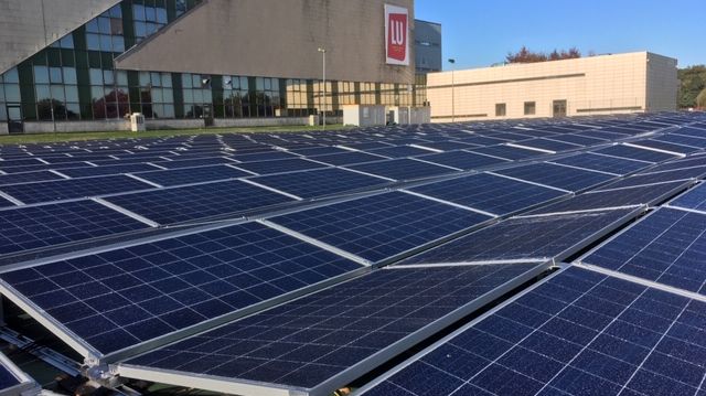 A la biscuiterie de la Haye-Fouassière, près de Nantes, les 42 îlots EllyBox installés sur une surface de 15 000 m² produiront 1,213 GWh d’électricité par an, soit l’équivalent de 600 foyers (crédit photo ValEnergies).