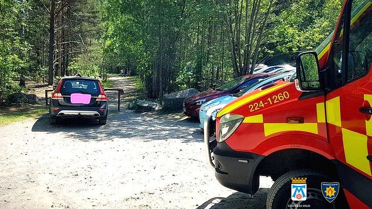 Blockera inte räddningsvägar vid badplatsen - viktigt att räddningstjänsten kan komma fram utan hinder om en olycka skulle inträffa.