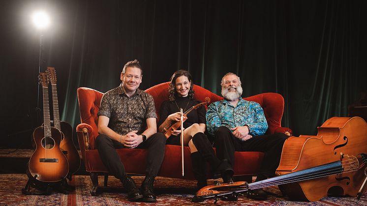 Magnus och Sophia Stinnerbom med Sébastien Dubé bjuder in gäster till Västanå Sessions. 