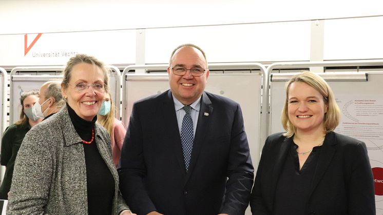 (v.l.) Prof.in Dr.in Corinna Onnen, Vizepräsidentin für Forschung, Nachwuchsförderung und Transfer, Erster Kreisrat Hartmut Heinen aus Vechta und Kreisrätin Anne Tapken aus Cloppenburg