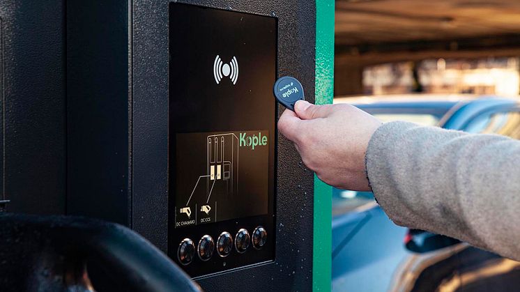 Betal kun for kWh ved lading med Koples ladebrikke, app eller dropin betaling fra 7.4