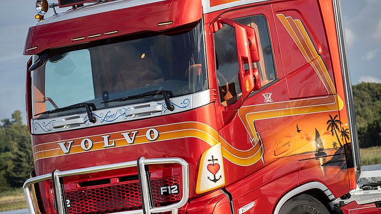 Utmanaren danske Henrik Guldager har återskapat den bil han vann med 1985 i en modern version. Dragbilen ”Sweet Candy II” är en Volvo FH500