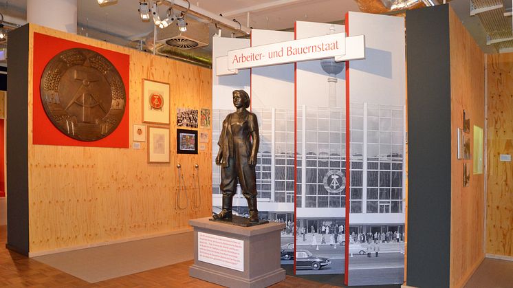 Blick in die Ausstellung "Deutsche Mythen seit 1945" Themenbereich "Arbeiter und Bauernstaat"