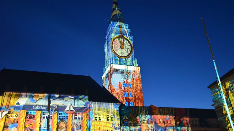 Schon 2014 hüllte das Festival of Lights das Rathaus und die Oper in ein Meer aus Licht.