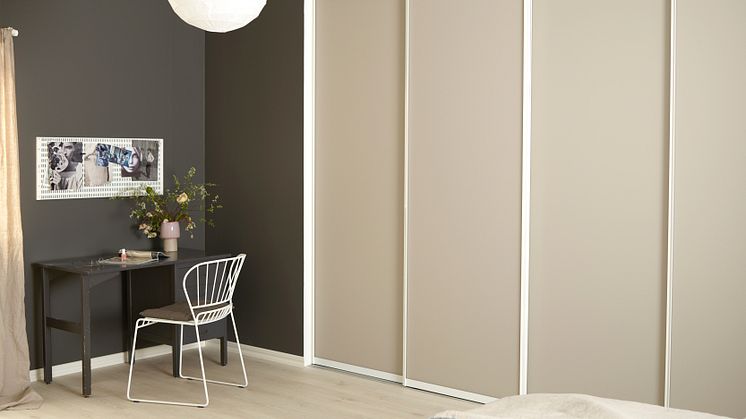 Én af vores nye favoritfyldninger til skydedøre – Cosy Cashmere, i mat glas