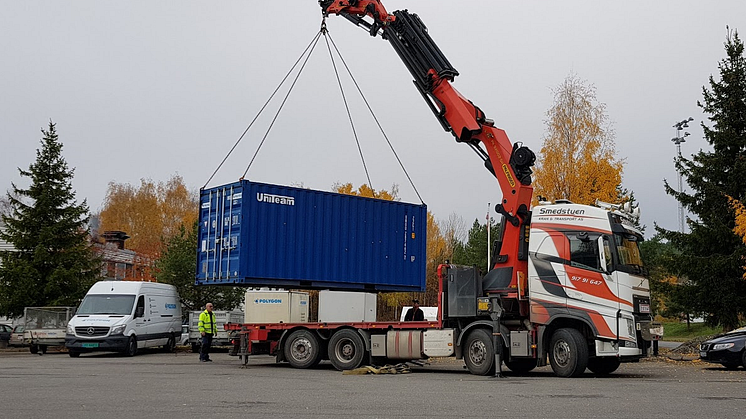 Gjensidige vurderer fortløpende flomberedskapen på utsatte steder. Her fra utplassering av containere med akuttutstyr under vårflommen i 2018.  