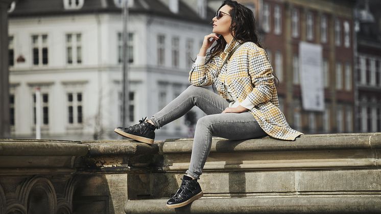 Mascha Vang i én af modellerne fra kollektionen 'JoDis by Mascha Vang', som kommer eksklusivt til salg i Skoringens butikker fra torsdag d. 15. august. 2019