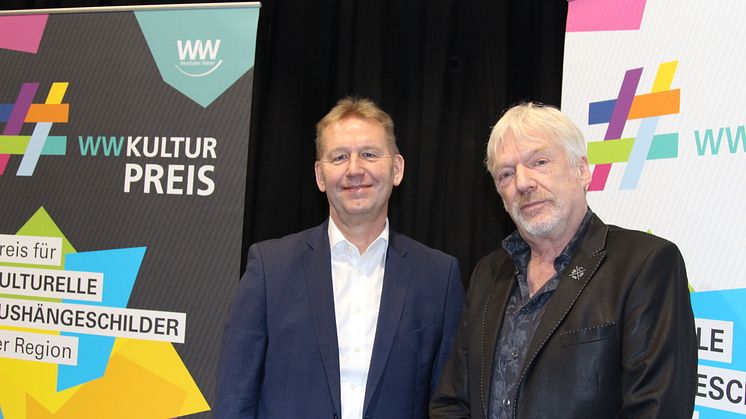Jürgen Noch (Geschäftsführer Westfalen Weser) und Carsten Hormes (Leiter Kulturbüro OWL) heben die Kultur der Region ins Rampenlicht (v. l.)
