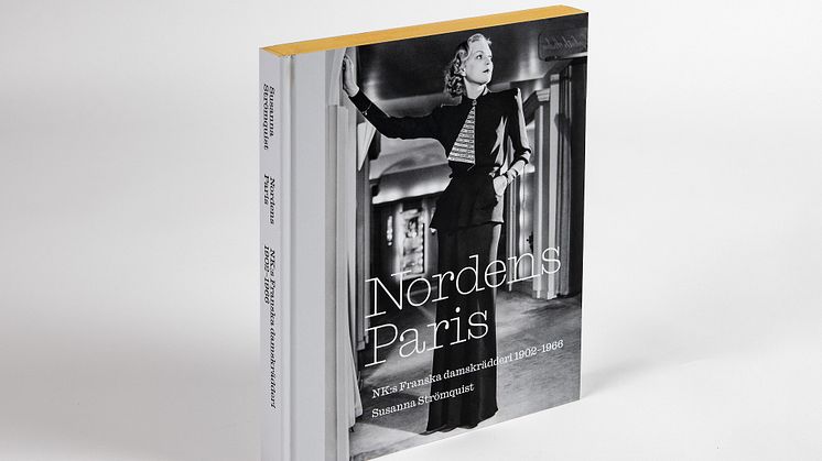 Nordens Paris – berättelsen om NK:s Franska damskrädderi i ett praktverk från Nordiska museet författat av Susanna Strömquist, formgivet av Malmsten Hellberg. Foto Peter Segemark, Nordiska museet
