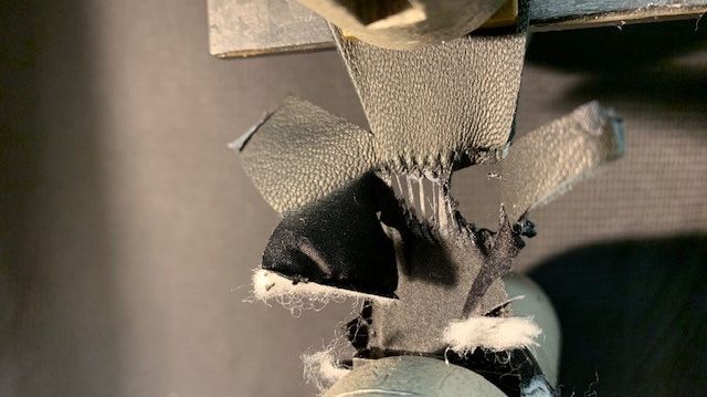 Sömmarna utsätts för belastning till dess sömmen eller materialet brister 