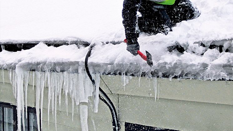 Snöskottning på tak kräver kunskap och rätt utrustning.