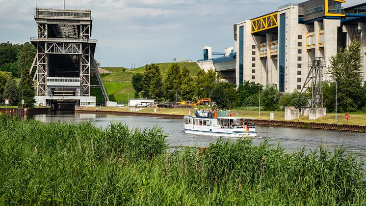 Das Schiffshebewerk Niederfinow. Der 1934 erbaute Aufzug für Boote ist ein einzigartiges ingenieurtechnisches Meisterwerk, daneben der Neubau. Foto: TMB-Fotoarchiv / Steffen Lehmann 