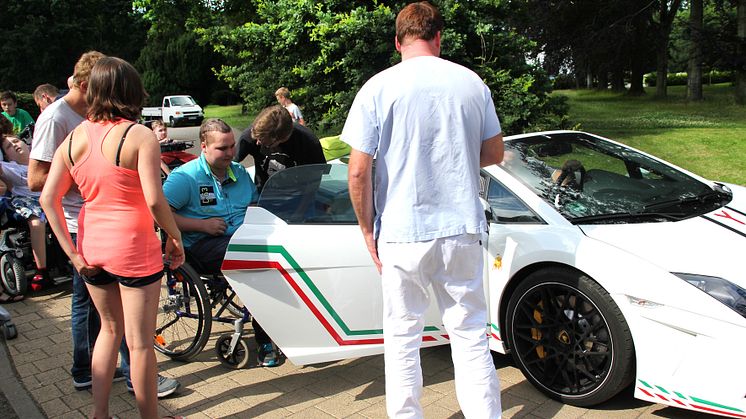 Ein aufregender Nachmittag im Bärenherz: Kinder mit Dr. Schuh im Lamborghini unterwegs