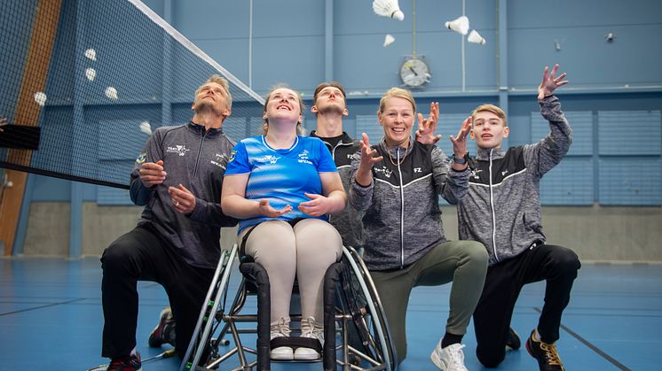 Täby Badminton, mottagare av ATG Drömfond®. Från vänster Peter Axelsson, klubbchef, Louise Forell, paraspelare, Lucas Waltgård, ansvarig för paraträning, Tove Söderdahl, ansvarig för paraverksamheten, Erik Söderdahl, paraspelare. Foto: Ryno Quantz.