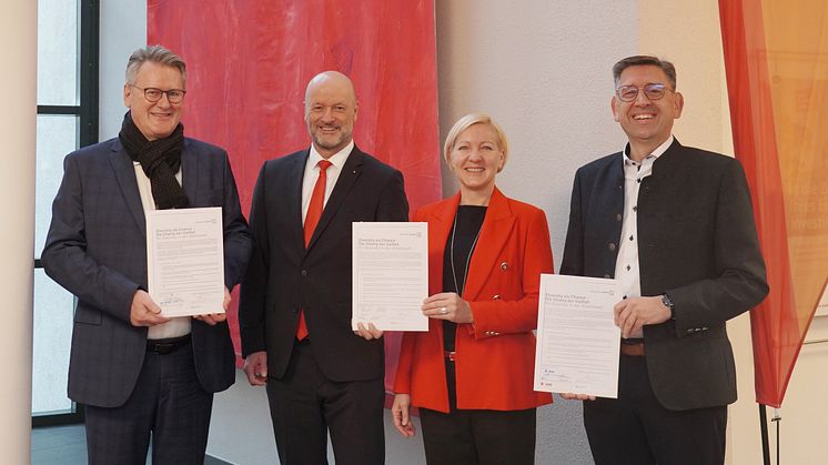 V.l.: Dr. Bernhard Bauer, Geschäftsführer SIS-Sparkassen-Immobilien-Service GmbH, Ralf Fleischer, Vorstandsvorsitzender SSKM, Sabine Schölzel, Vorständin SSKM, und Peter Streit, Geschäftsführer SVS Sparkassen VersicherungsService GmbH
