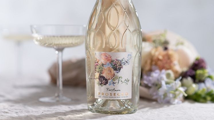 Nu lanseras Fior Amore Prosecco Organic, på svenska ”kärleken till blomman”, en ekologisk prosecco med sprudlande innehåll och en drömlik utsida som en kärleksförklaring till blomman, drycken och dess ursprung.