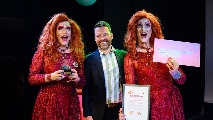 RFSU:s (fd) förbundsordförande Hans Linde delar ut RFSU-priset till Drag queen story hour Sverige