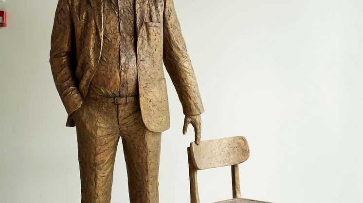 Bronze sculpture "Købmanden" by Nanna Drewes Brøndum
