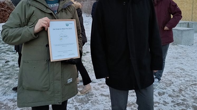 Formand for Teknik- og Miljøudvalget Leon Sebbelin overrakte Det Grønne Råds pris til Kirsten Bonnén fra  foreningen Vild med Rebild