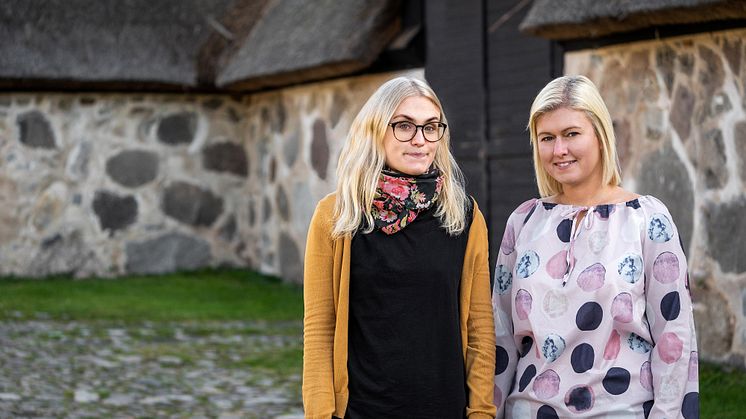 Nicolina Sällberg kommunikatör och Monia Jönsson administratör, vid lokalen Slottslängorna där mässan kommer att äga rum. För att ladda ner som högupplöst pressbild se länk nedan. Foto: Sölvesborgs kommun.