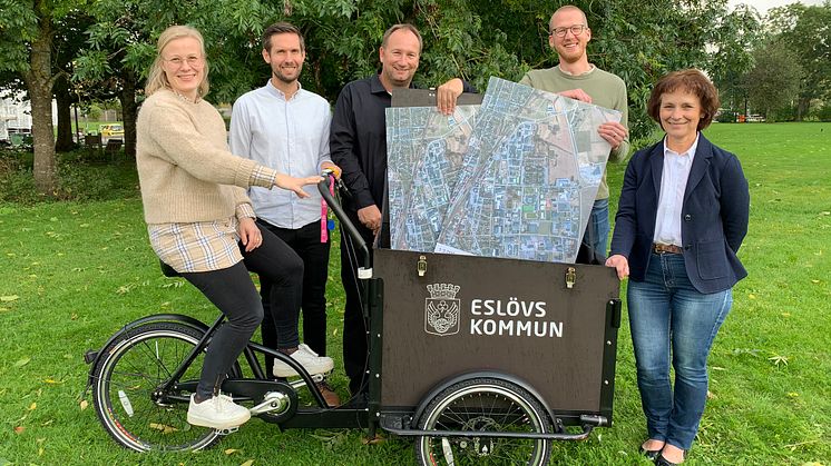 Moa Åhnberg, Patrik Larsson, Johan Andersson, Filip Preston och Catharina Malmborg tar cykeln till pop up-dialogerna om östra Eslöv.