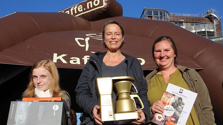 Charlotte Pehn mottok Den Forgyllede Kaffetrakter. På 2. plass kom Ellen Marie Øvrebø (til venstre) og på 3. plass kom Evy Breiland (til høyre)